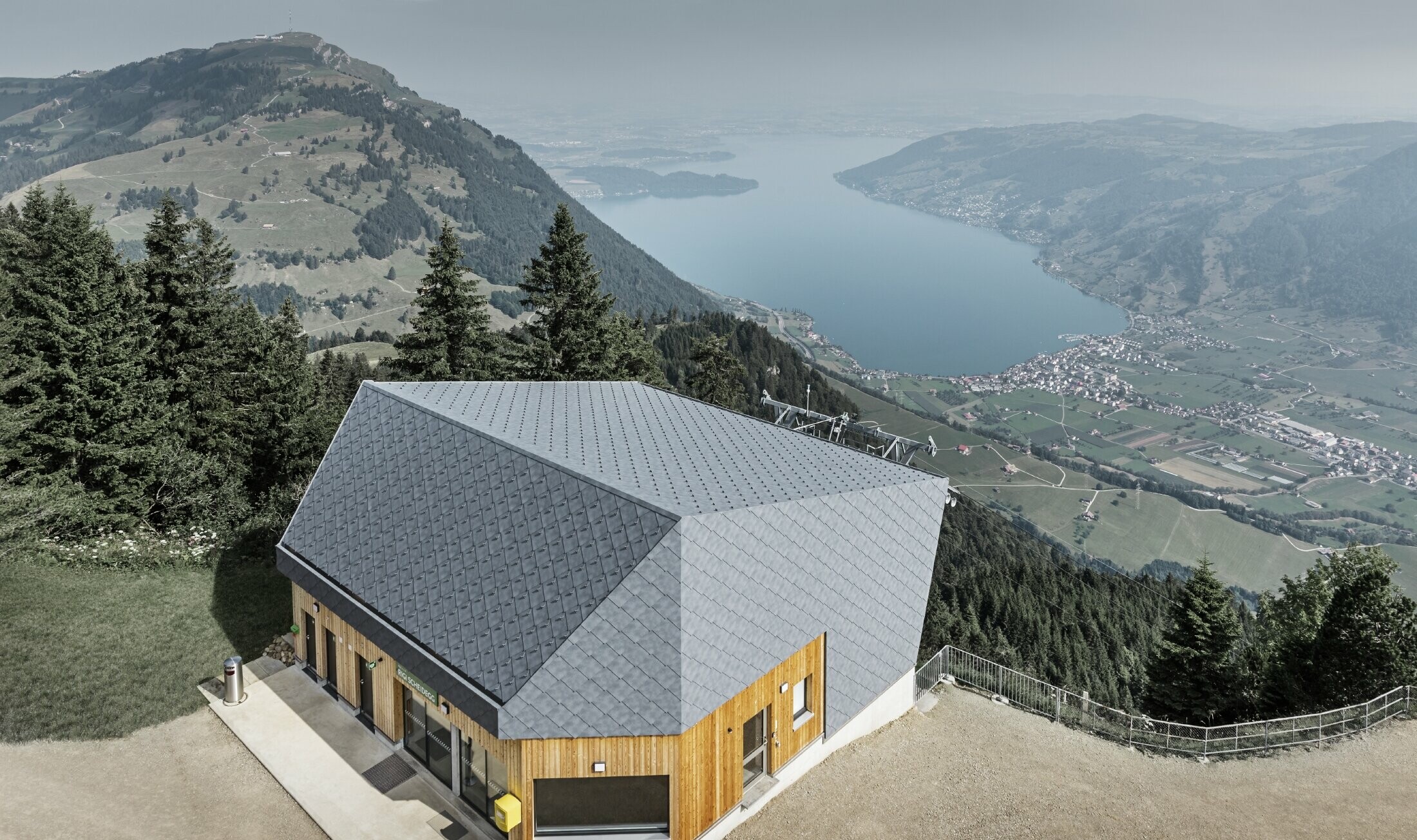 Luftaufnahme der Bergstation Rigi Scheidegg Luftseilbahn, verkleidet mit der PREFA Wandraute 44 × 44 in P.10 Steingrau und Holz.