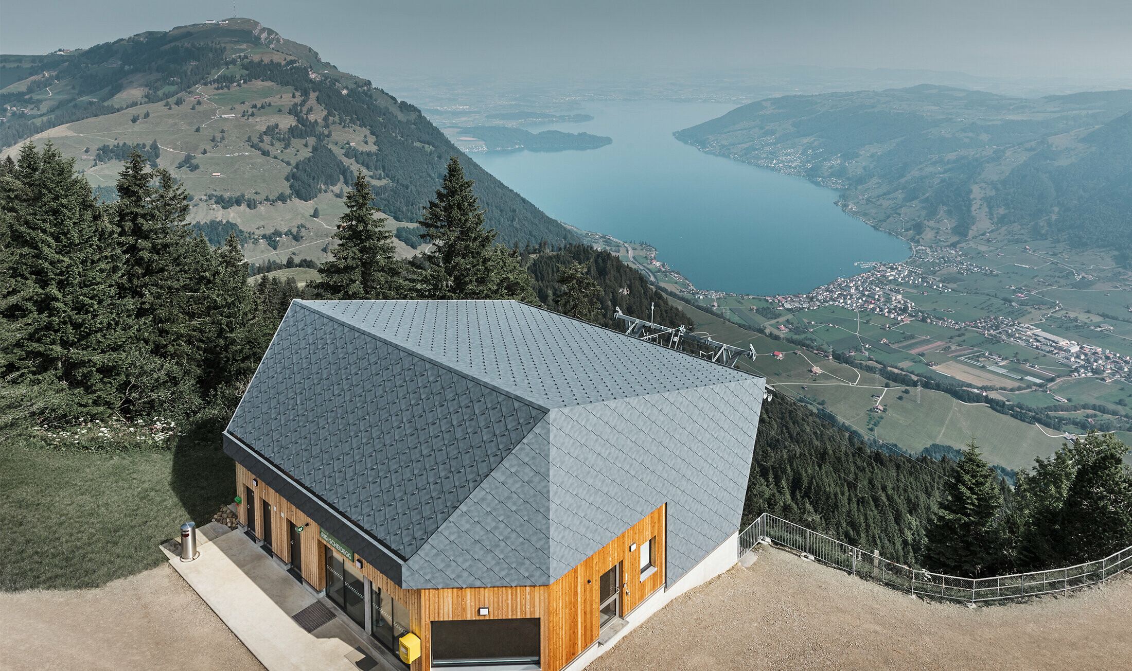 Luftaufnahme der Bergstation Rigi Scheidegg Luftseilbahn, verkleidet mit der PREFA Wandraute 44 × 44 in P.10 Steingrau und Holz.