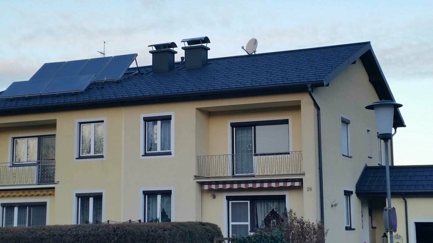 Bytový dom v Rakúsku po rekonštrukcii strechy s použitím PREFA falcovaných škridiel 