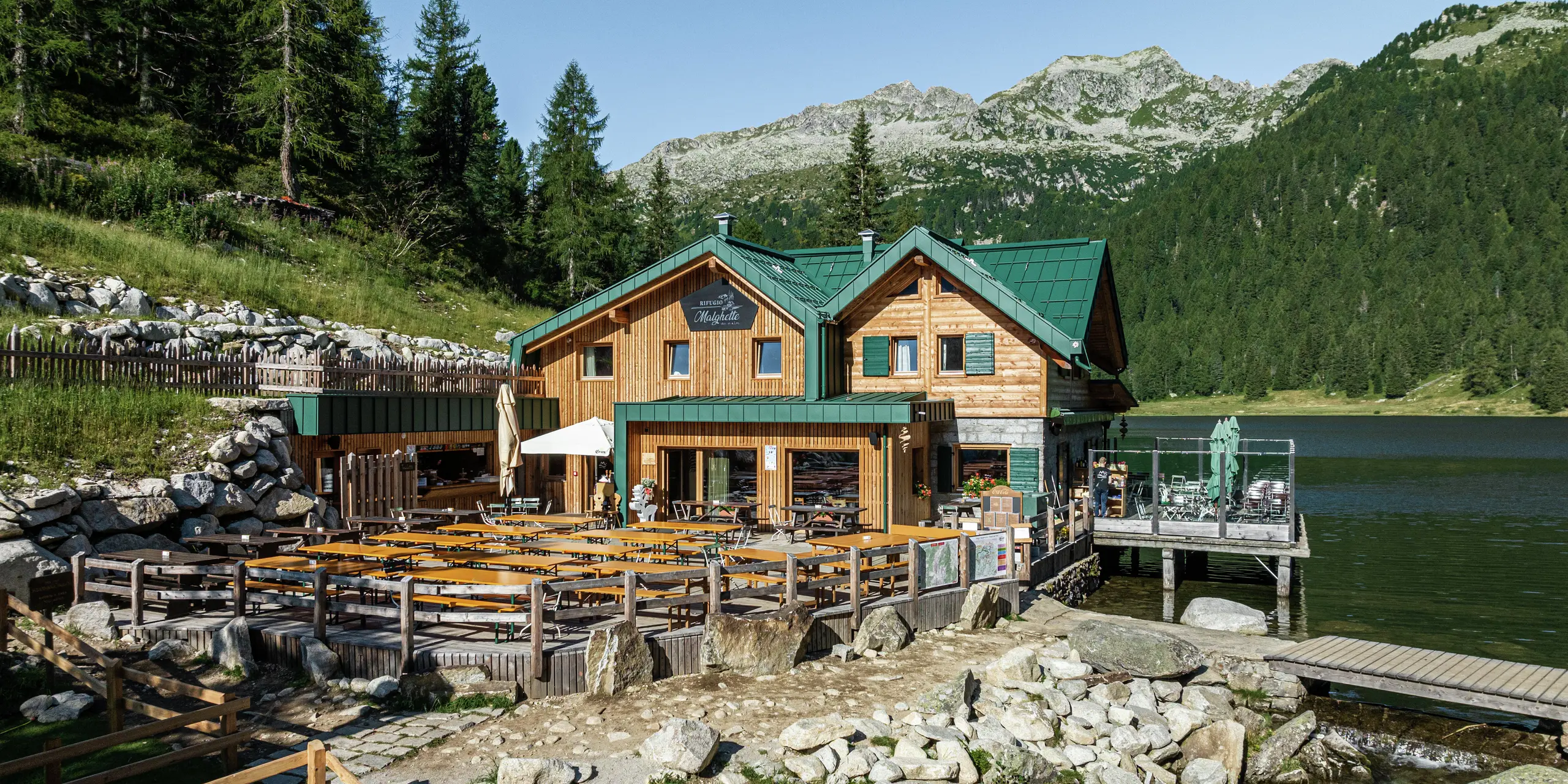 Rifugio Malghette v nadmorskej výške 1 888 m, priamo pri jazere, so strechou PREFALZ odolnou voči poveternostným vplyvom vo farbe P.10 machovozelenej. Odolná hliníková strešná krytina chráni chatu pred extrémnymi poveternostnými podmienkami a dokonale zapadá do alpskej krajiny. Priestranná slnečná terasa ponúka jedinečný výhľad na okolité hory.