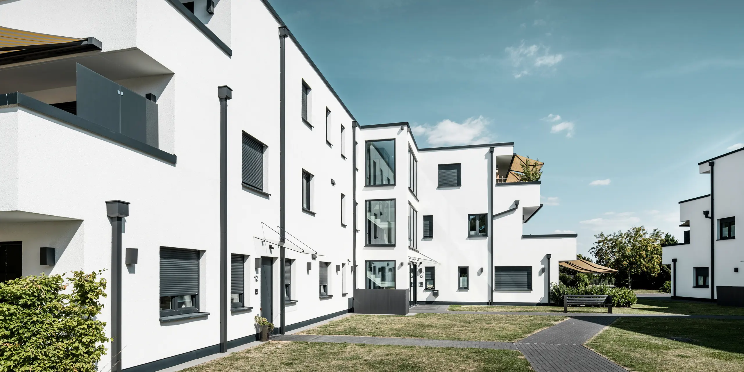 Eine Wohnanlage in Ahnatal, Deutschland wurde mit dem PREFA Dachentwässerungssystem Quadratrohr in P.10 Anthrazit ausgestattet. 