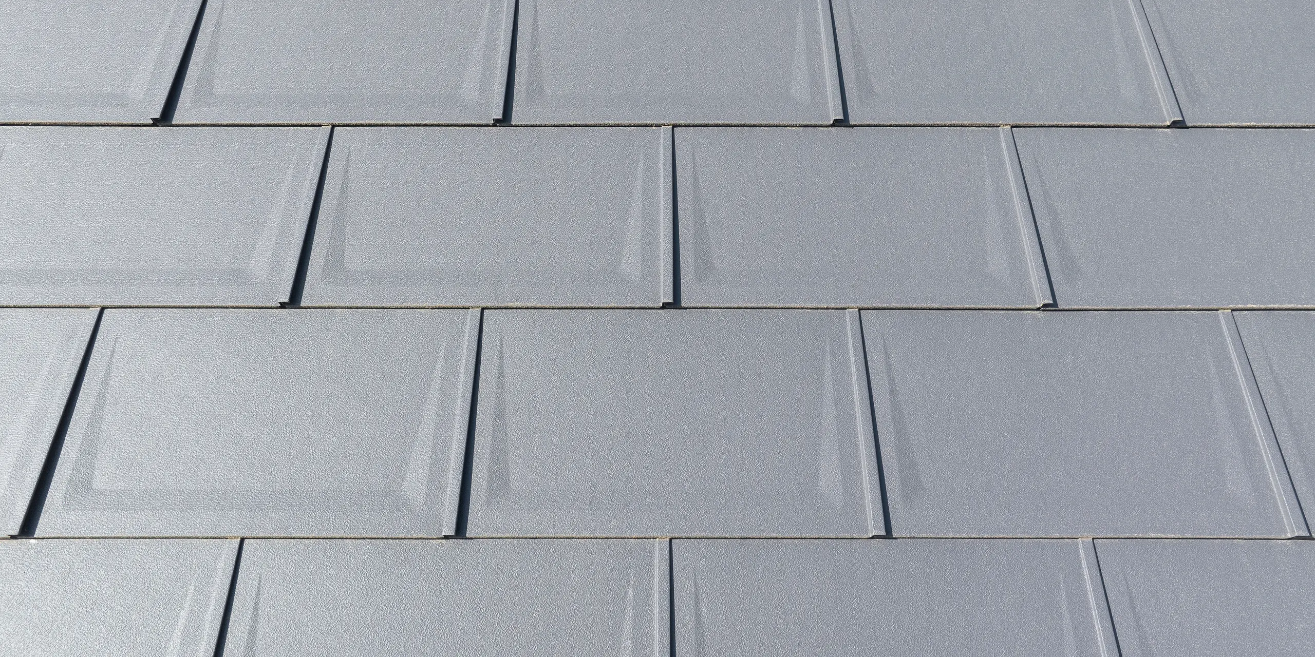 Strešný panel PREFA R.16 vo farbe P.10 tmavošedá bol použitý na renováciu starej farmy v Département de la Haute-Savoie (Francúzsko).