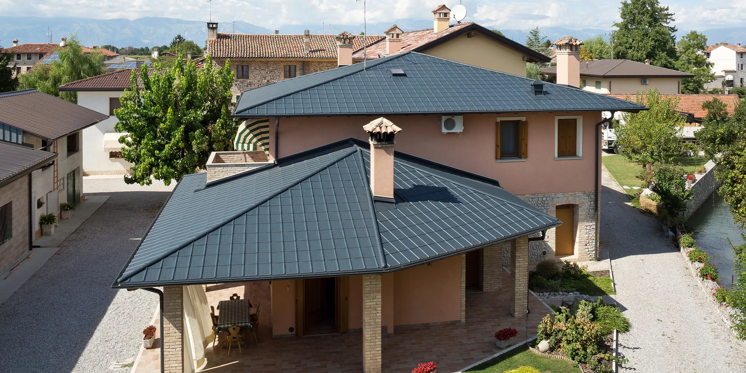 Talianska vila s typickou stanovou strechou so Falcovanou škridlou PREFA vo farbe P.10 antracit
