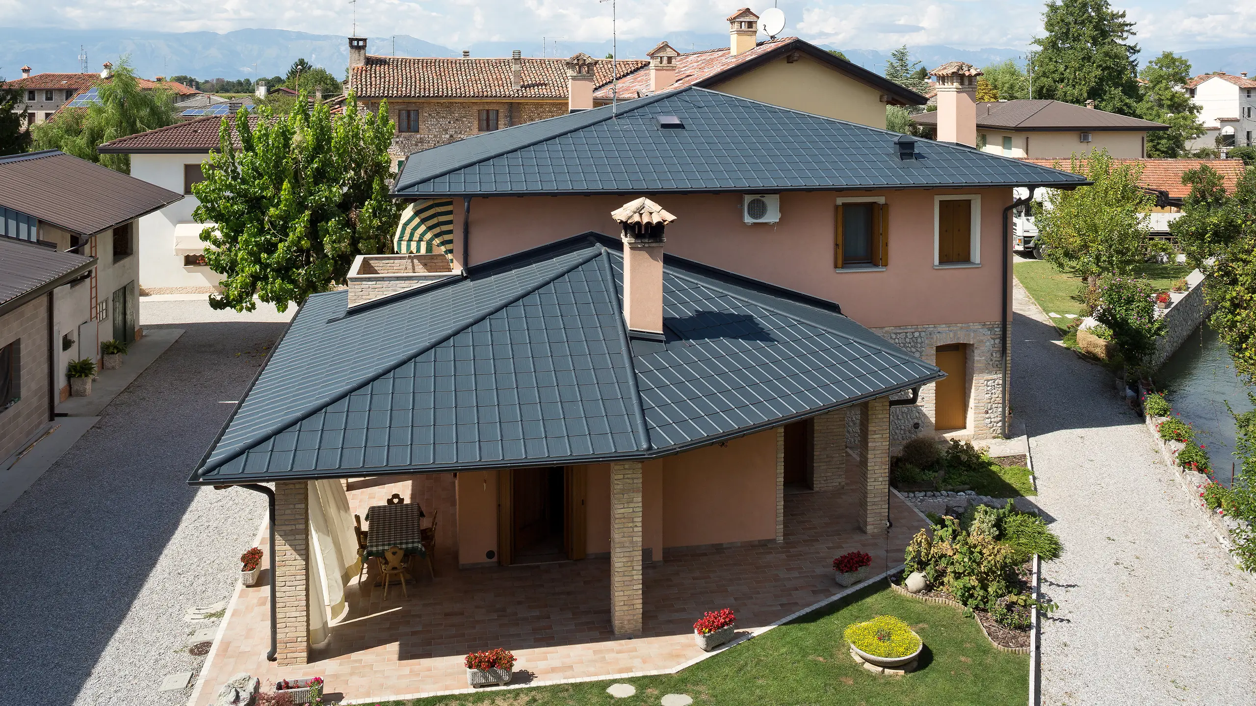 Talianska vila s typickou stanovou strechou so Falcovanou škridlou PREFA vo farbe P.10 antracit