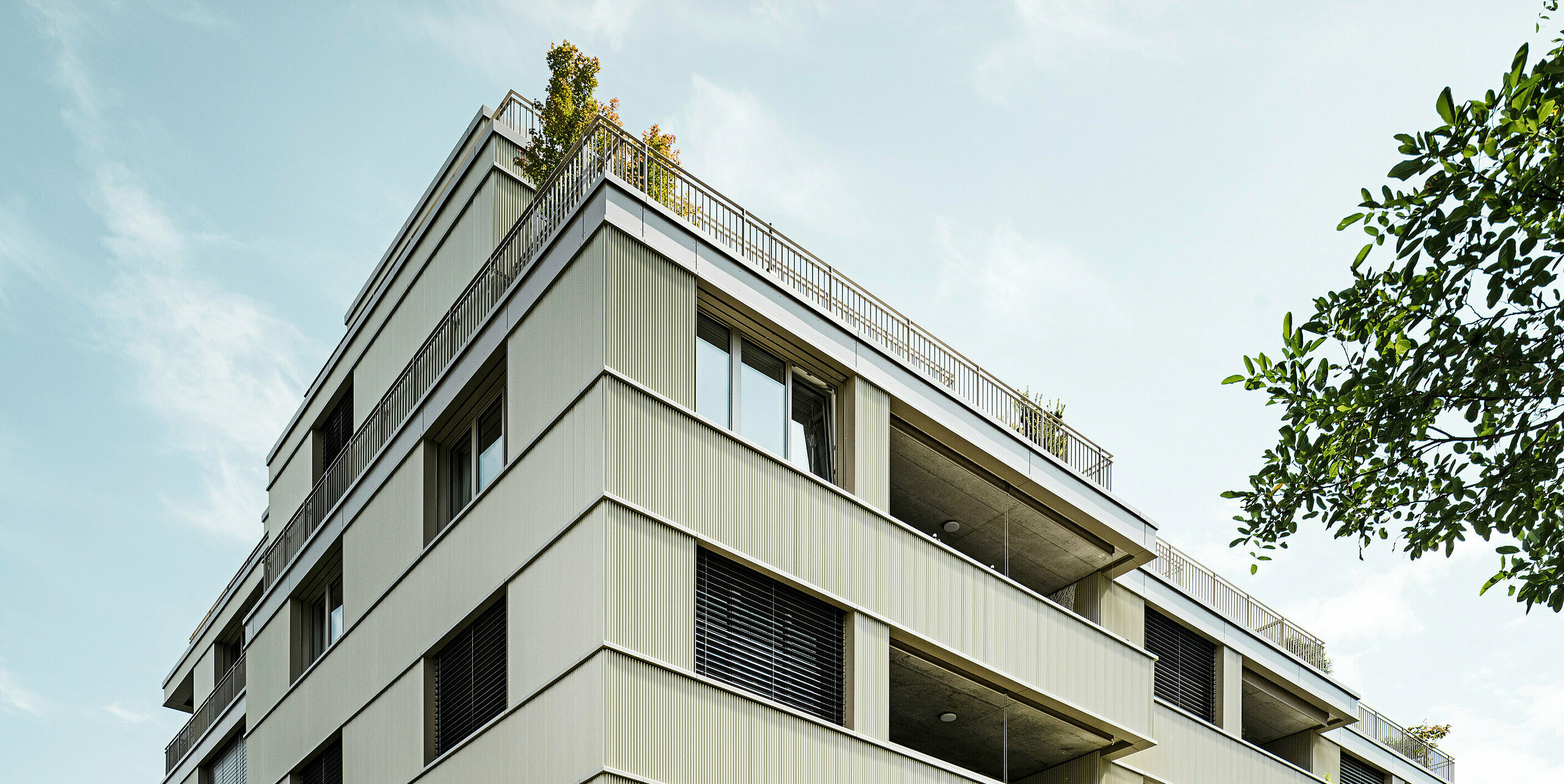 Moderná obytná budova „Stetterhaus“ v Altstetten, Zürich je zahalená do unikátnej fasády – prelamovaného profilu PREFA v špeciálnej farbe perleťová metalická.
