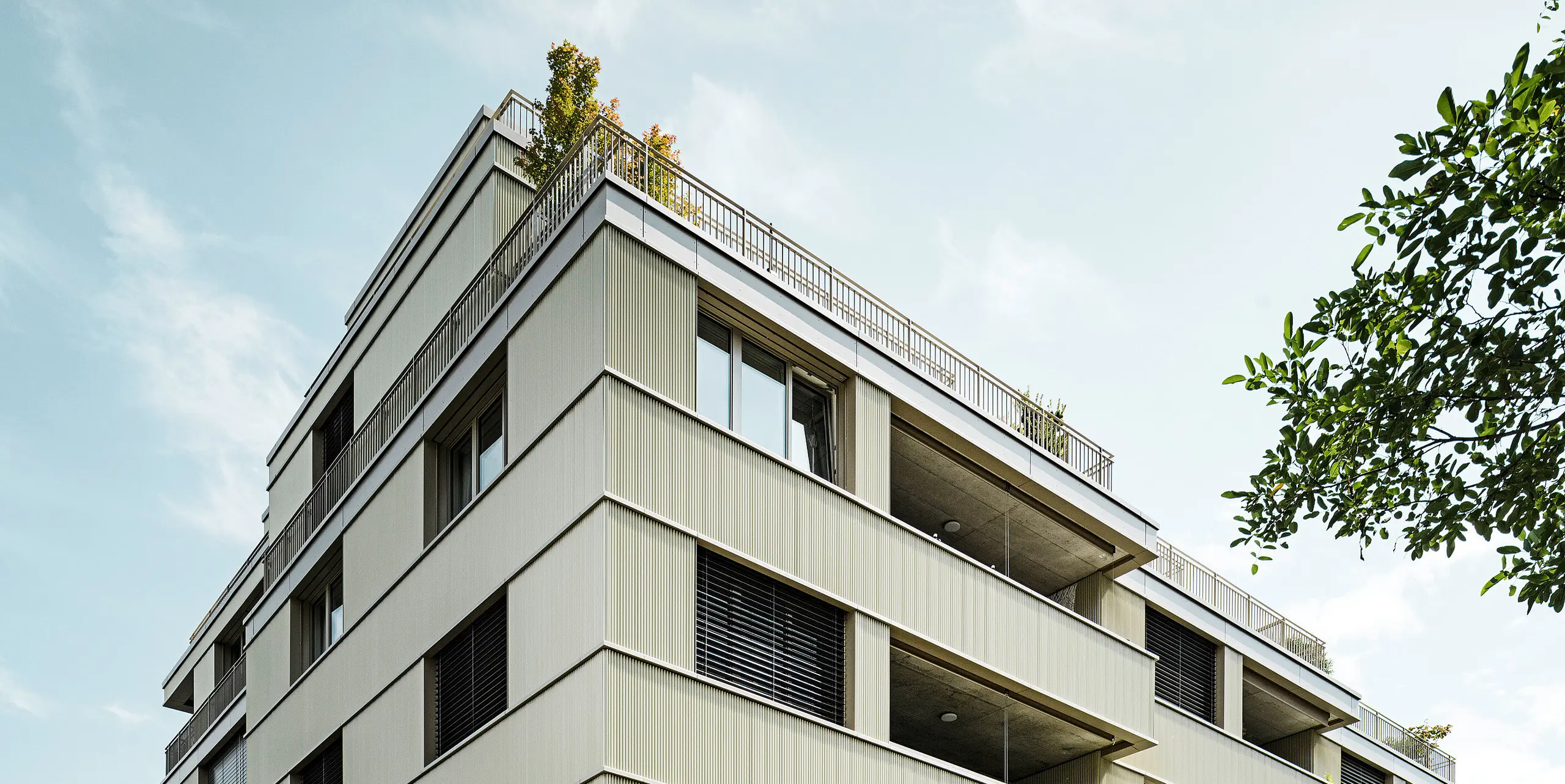 Moderná obytná budova „Stetterhaus“ v Altstetten, Zürich je zahalená do unikátnej fasády – prelamovaného profilu PREFA v špeciálnej farbe perleťová metalická.