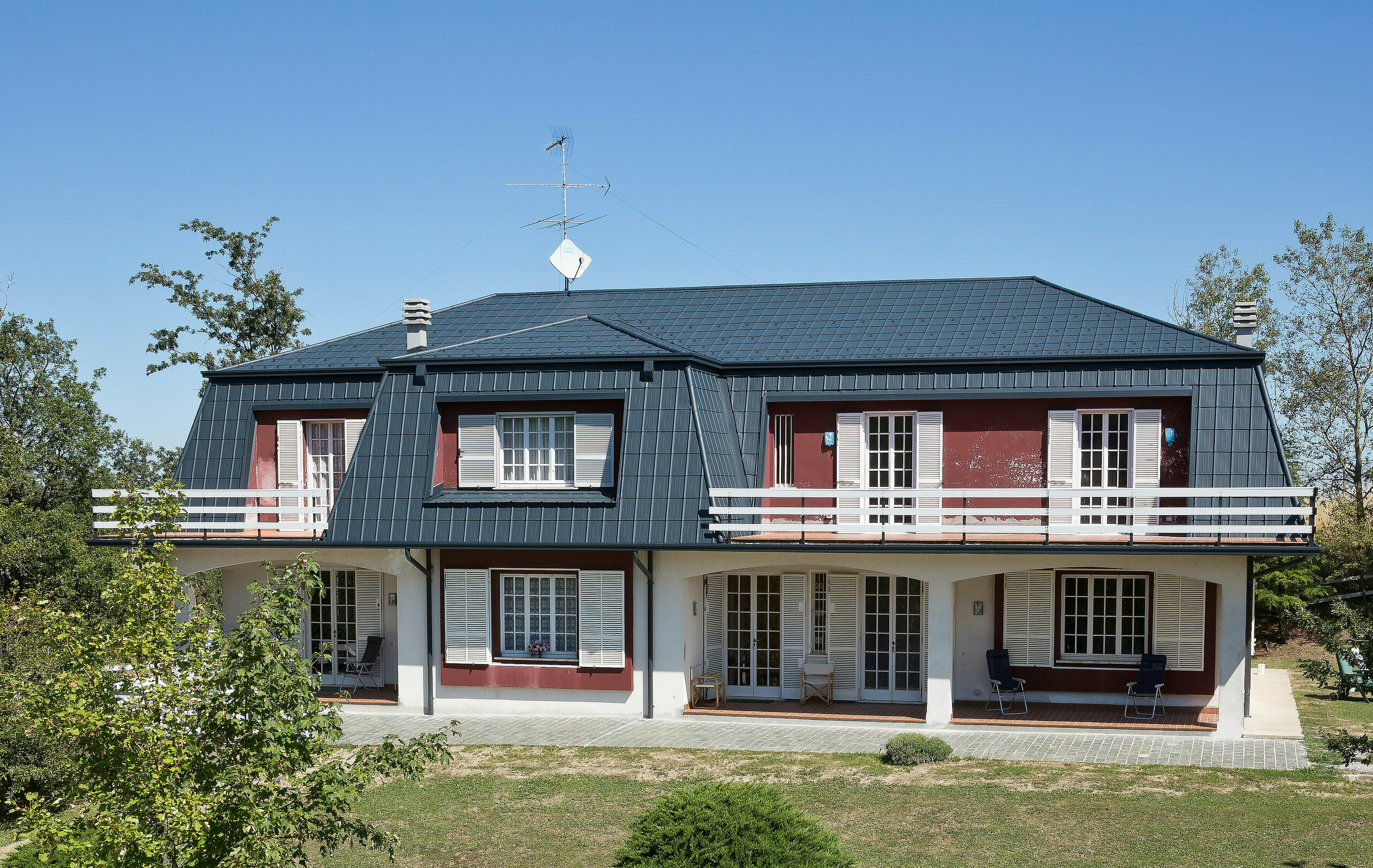 Antracitovo sfarbené hliníkové strešné panely PREFA zdobia strechu tejto vily v Taliansku