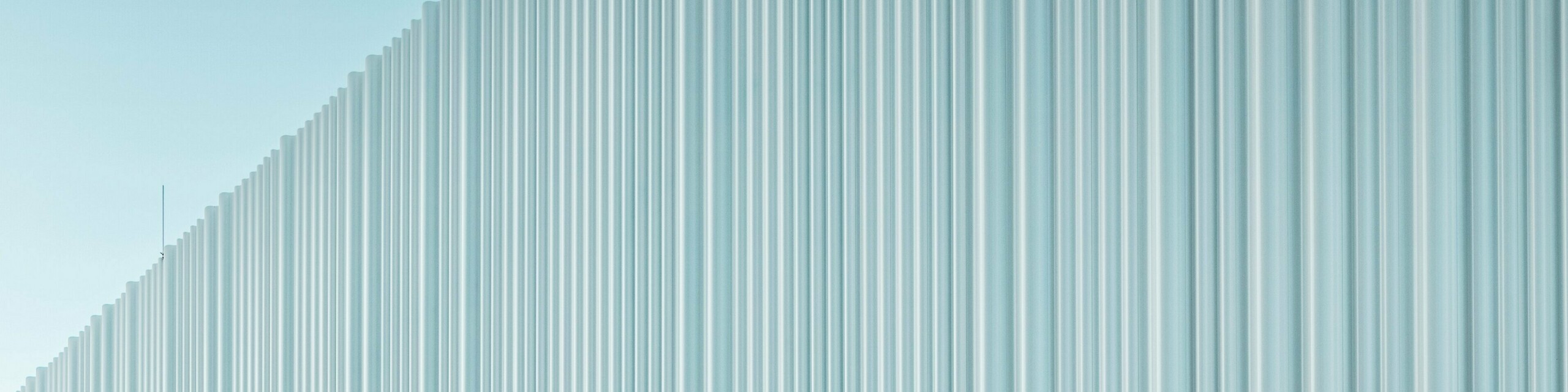 Špektakulárny dizajn fasády s vlnitým profilom PREFA z vysoko kvalitného hliníka zdobí budovu spoločnosti LKW Walter vo Viedni. Jemne zakrivená vertikálna štruktúra profilov vytvára elegantný vlnitý vzor, ktorý vytvára fascinujúce hry svetla. Kým moderná budova zaujme jasným dizajnom, zakrivený výrez fasády vytvára výrazný architektonický kontrast. Odolné a koróziivzdorné hliníkové profily so skrytým upevnením zaisťujú vysokú kvalitu a bezúdržbový vonkajší plášť.