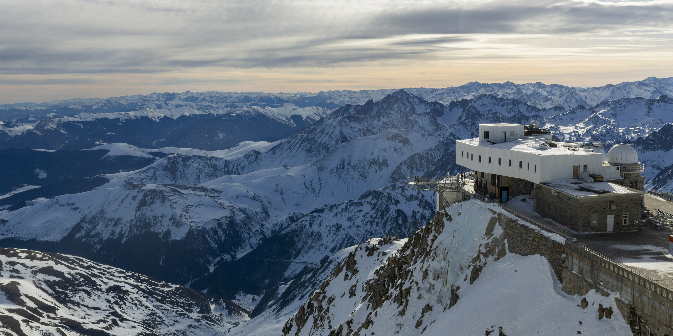 Observatórium Midi-Pyrénées, ktoré sa nachádza na zasneženom vrchole hory, ukazuje svoju značne zrekonštruovanú a rozšírenú štruktúru. Fasáda hlavnej budovy je opláštená PREFALZ vo farbe P.10 čisto biela, ktorá je ideálna vzhľadom na extrémne vysokohorské podmienky. Vidno niekoľko kupol hvezdárne a moderné prístavby. V pozadí sa majestátne rozprestierajú okolité zasnežené Pyreneje. Robustný strešný a fasádny systém PREFALZ zaujme rôznymi vlastnosťami. Okrem iného presvedčila extrémna robustnosť a nízka hmotnosť
