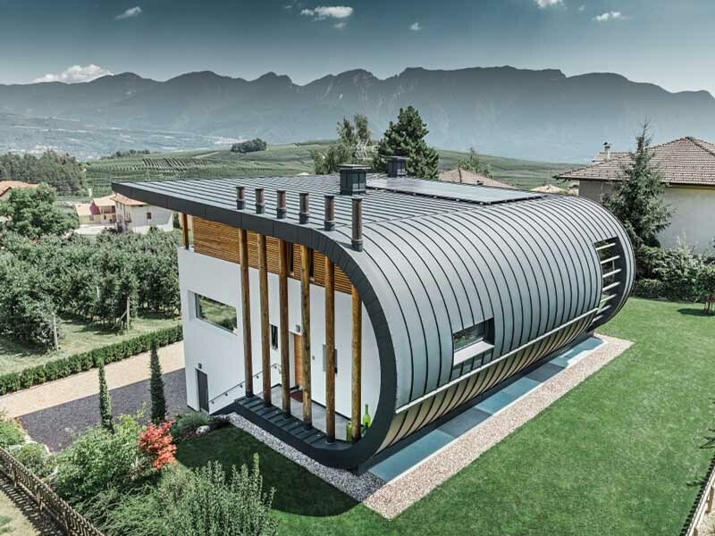 Rodinný dom v Taliansku so zaobleným obložením strechy a fasády zo systému PREFALZ vo farbe P.10 antracitová