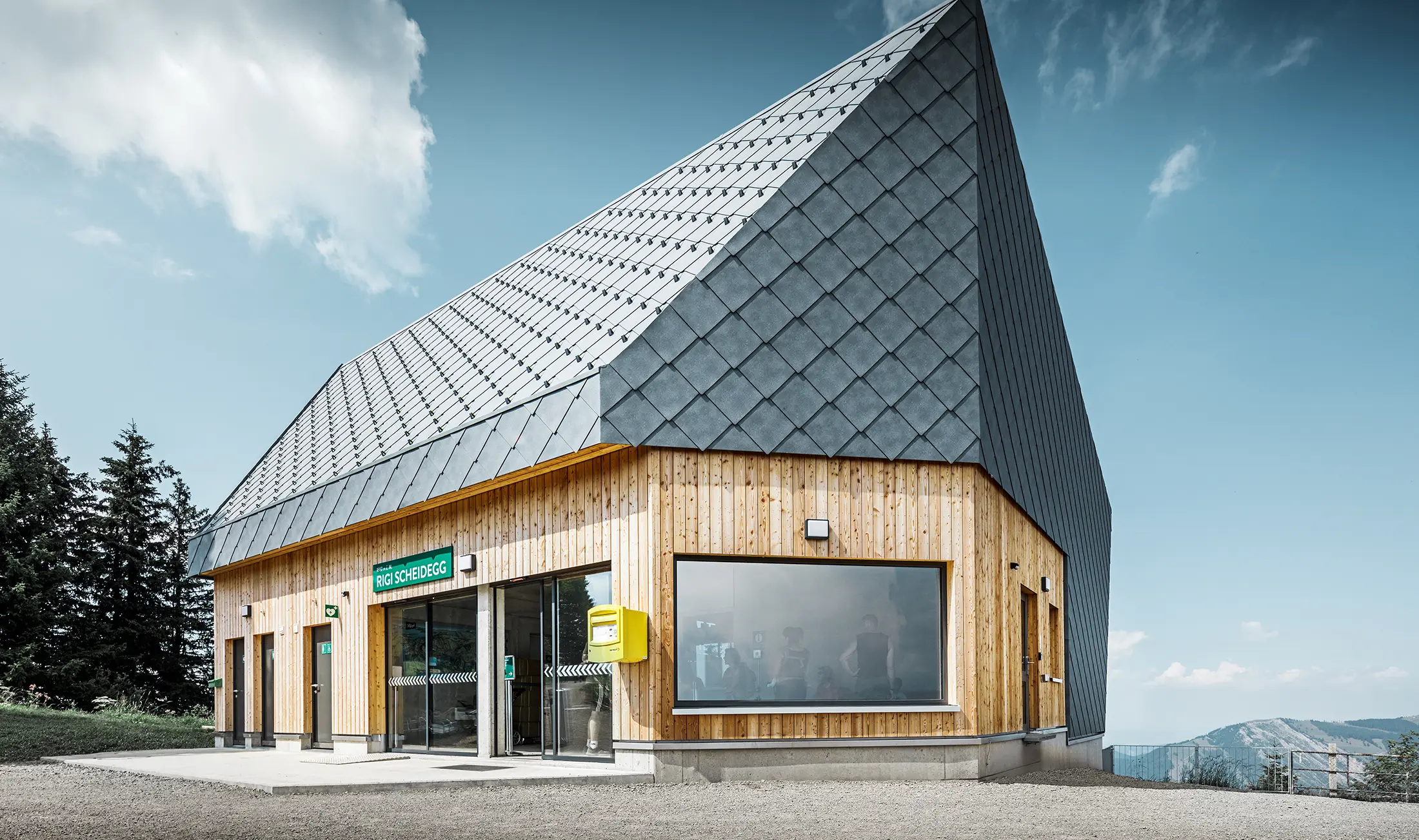 Horská stanica Rigi Bahn Scheidegg v Goldau, Švajčiarsko. Strecha a časť fasády boli pokryté strešným a stenovým diamantom 44 × 44 vo farbe P.10 kamenná šedá.