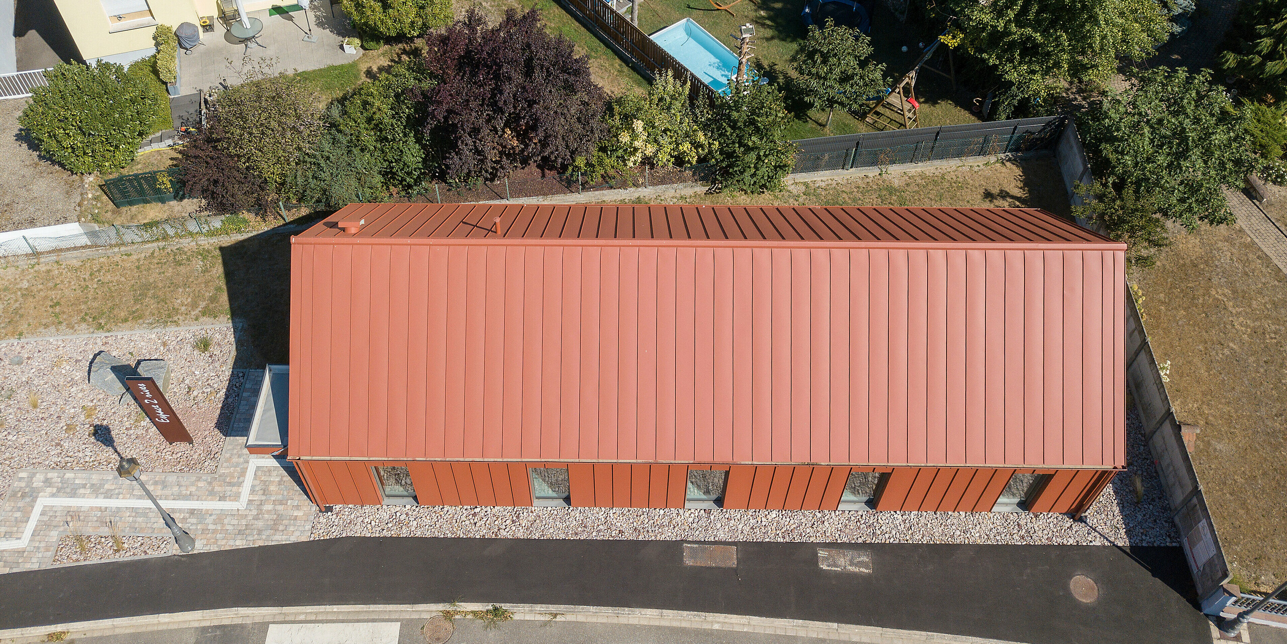 Strešný a fasádny systém PREFALZ vo farbe P.10 tehlovočervená na fare v Chalampe