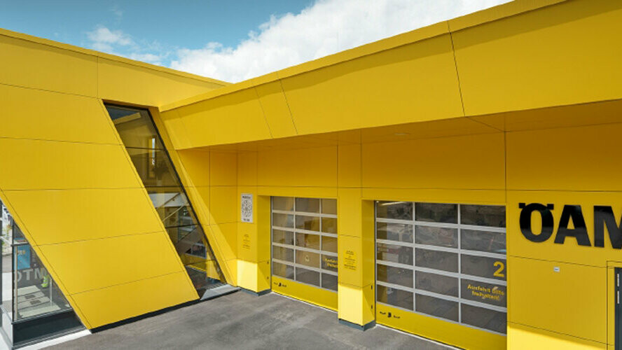 Budova spoločnosti ÖAMTC s kompozitnými panelmi PREFA v horčičnej žltej farbe
