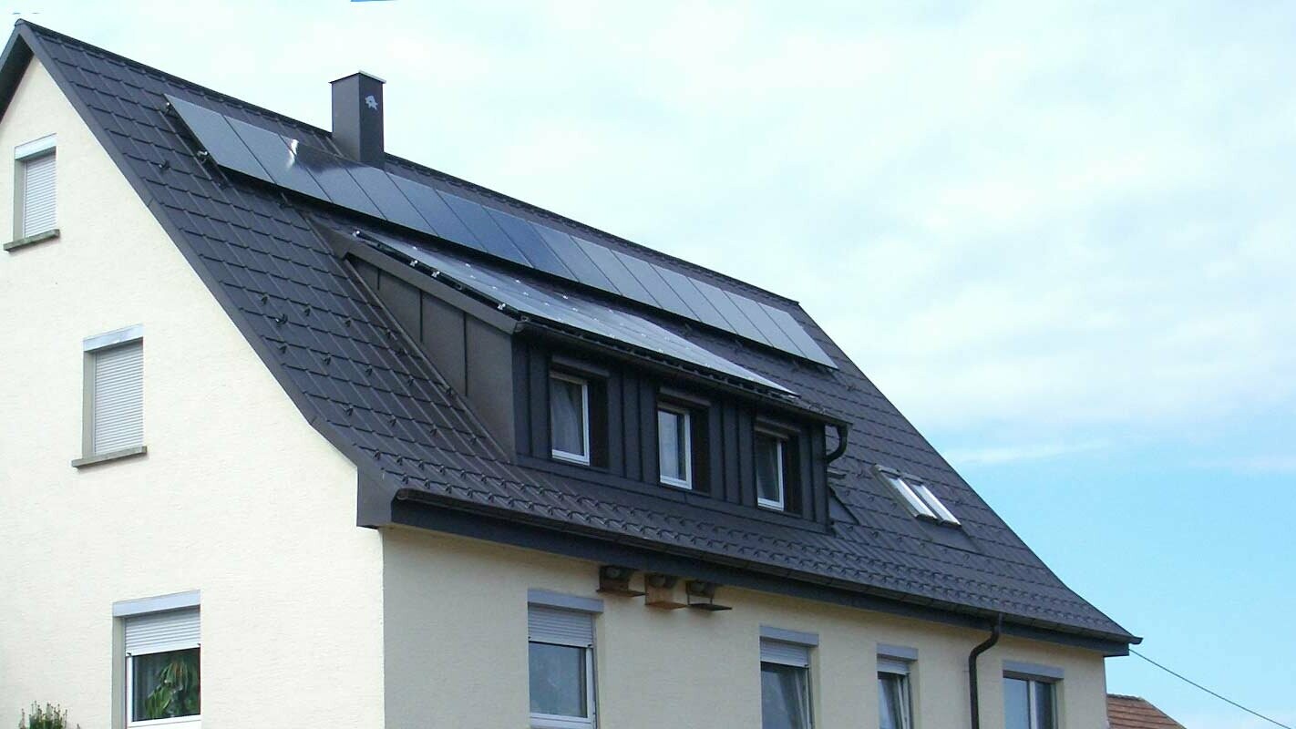 nedávno zrekonštruovaná strecha s PREFA falcovanými strešnými škridlami v antracitovej farbe, vikier bol obložený plechom Prefalz; na streche je fotovoltaický systém.
