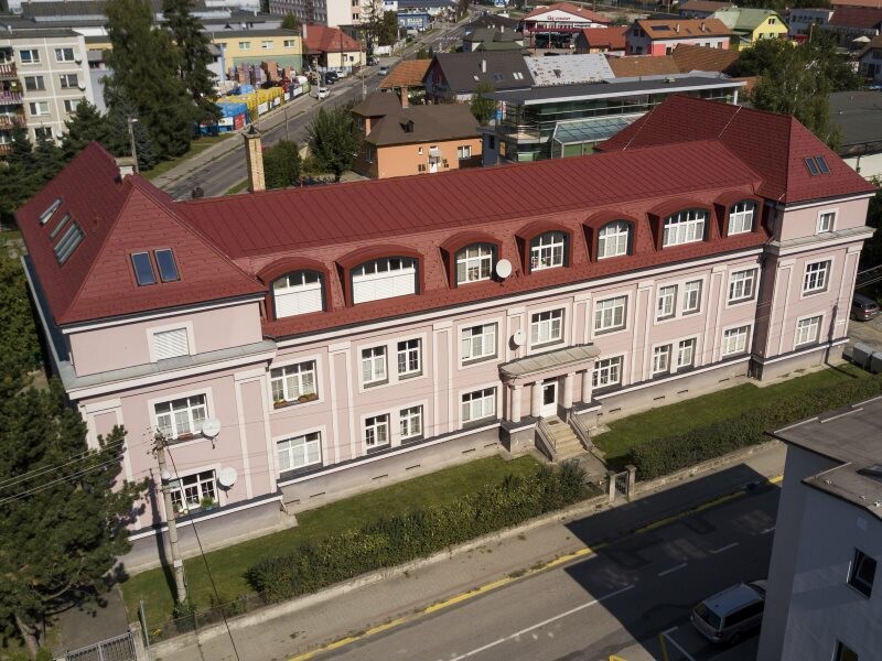 Letecký pohľad spredu na hotovú strechu PREFA.