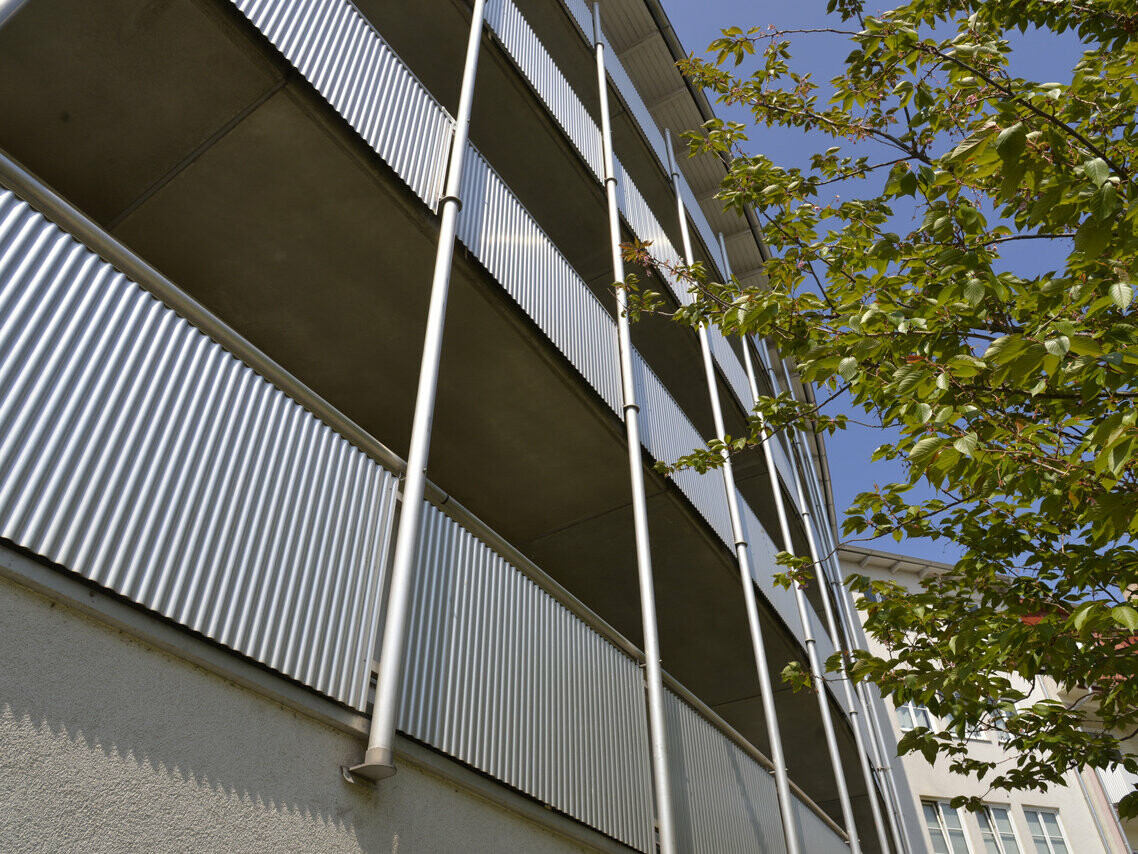 Obloženie balkónov s PREFA vlnitým profilom vo farbe prírodný hliník