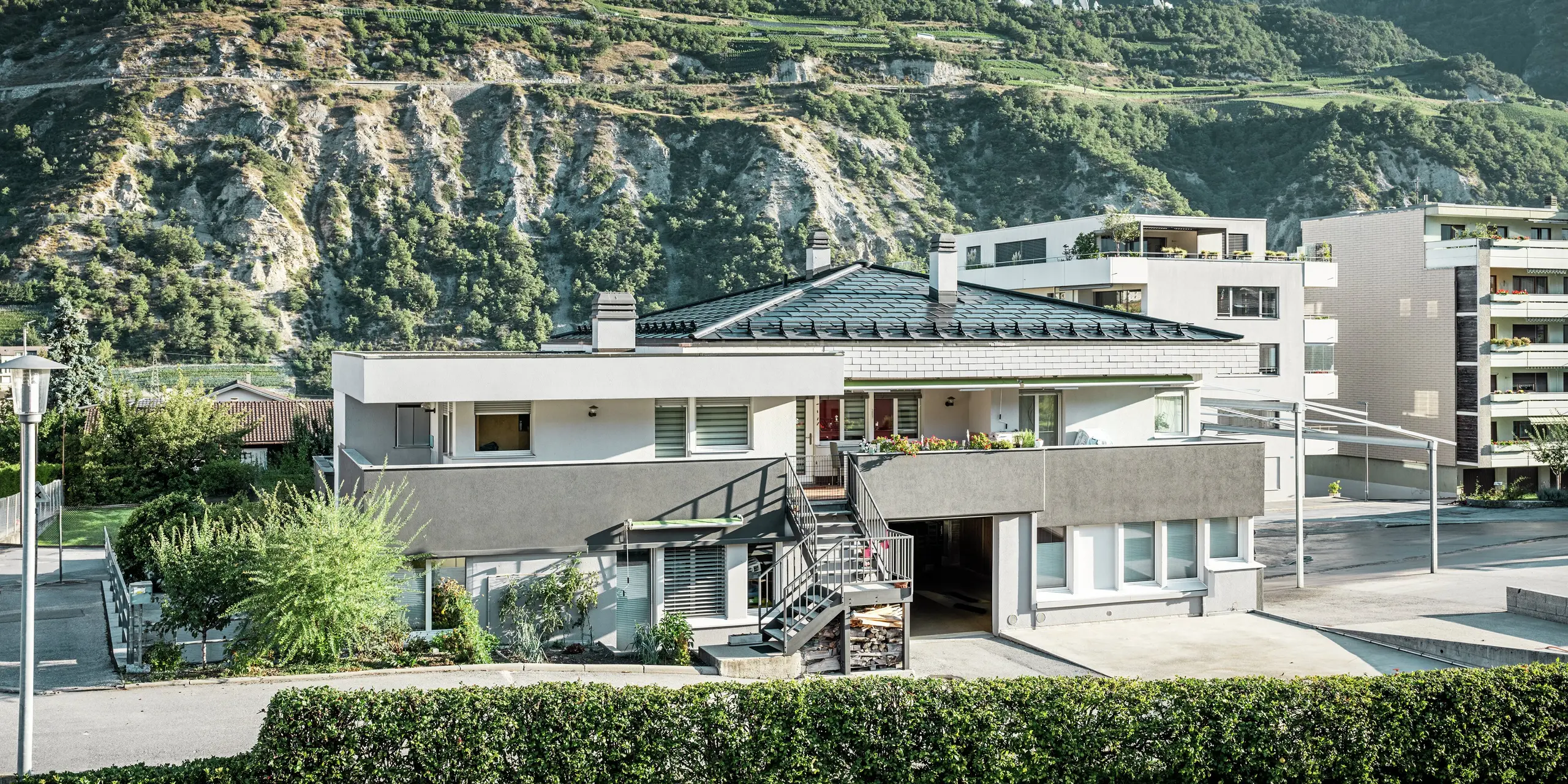 Vinárstvo Leukersonne spája modernú architektúru s udržateľnou výrobou energie. Strecha bola pokrytá robustnými strešnými panelmi PREFA R.16 a integrovanými solárnymi panelmi PREFA v elegantnej čiernej farbe P.10. Integrované fotovoltické moduly zabezpečujú udržateľnú výrobu energie a sofistikovaný vzhľad