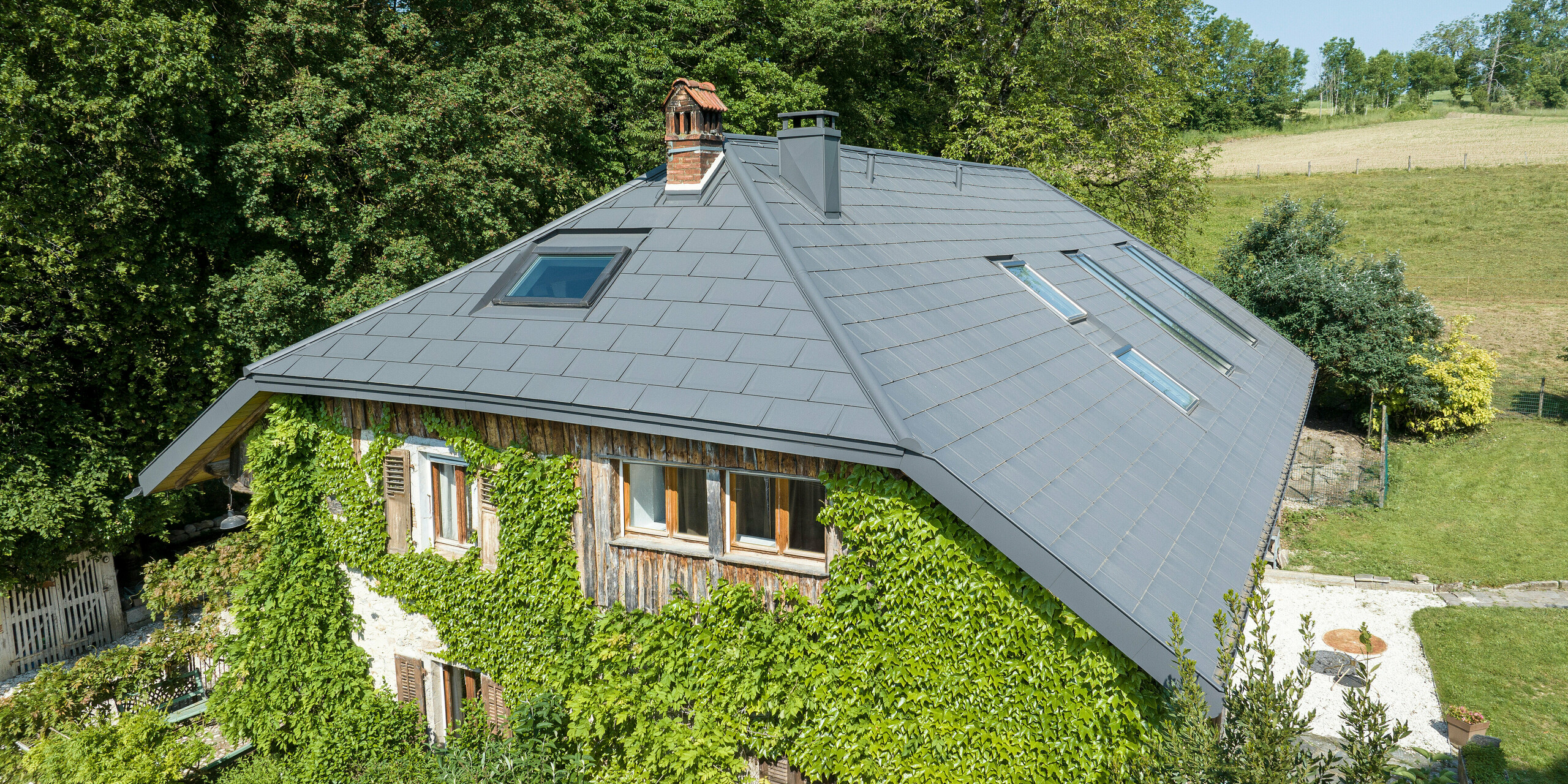 Strešný panel PREFA R.16 vo farbe P.10 tmavošedá bol použitý na renováciu starej farmy v Département de la Haute-Savoie (Francúzsko).