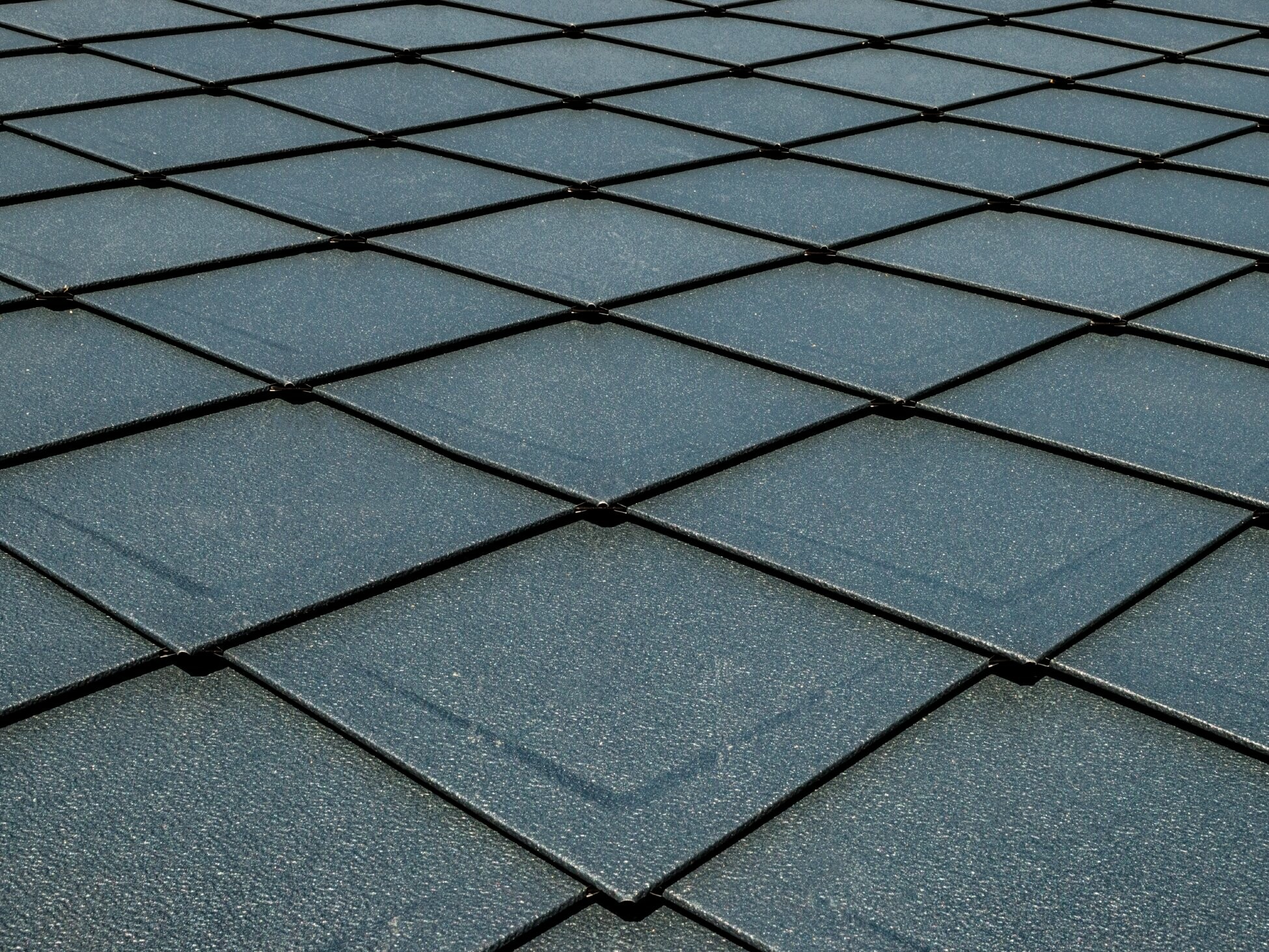 Plocha je pokrytá strešnou šablónou PREFA 29 × 29 vo farbe antracitová P.10 s prelismi, strecha so vzhľadom šupín