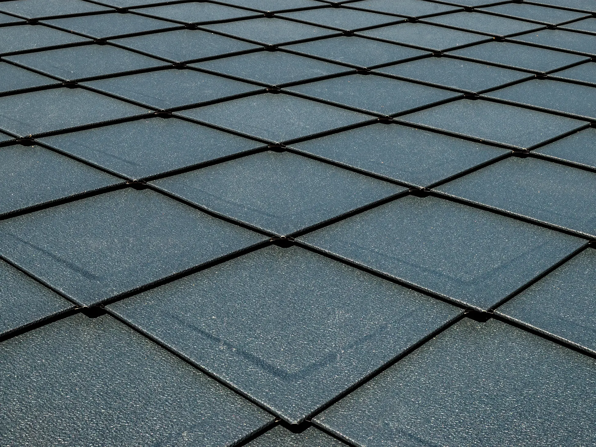 Plocha je pokrytá strešnou šablónou PREFA 29 × 29 vo farbe antracitová P.10 s prelismi, strecha so vzhľadom šupín