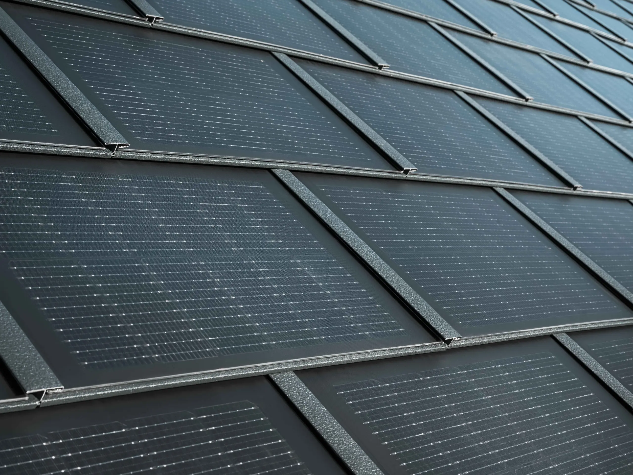 Záber zblízka na položený PREFA integrovaný solárny panel 