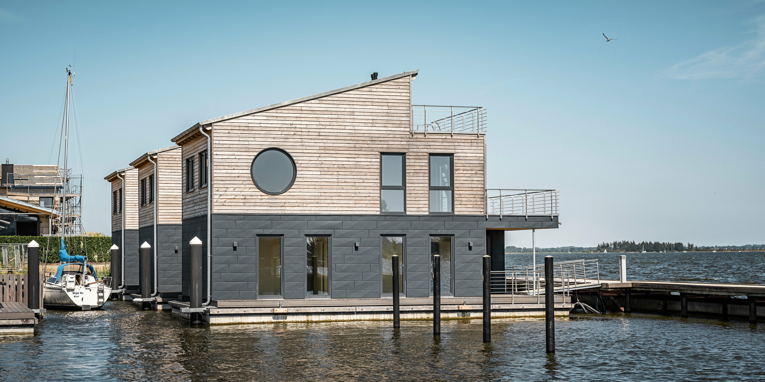 Hliníková fasáda PREFA Siding.X obklopuje jedenásť hausbotov v prístave Schleswig