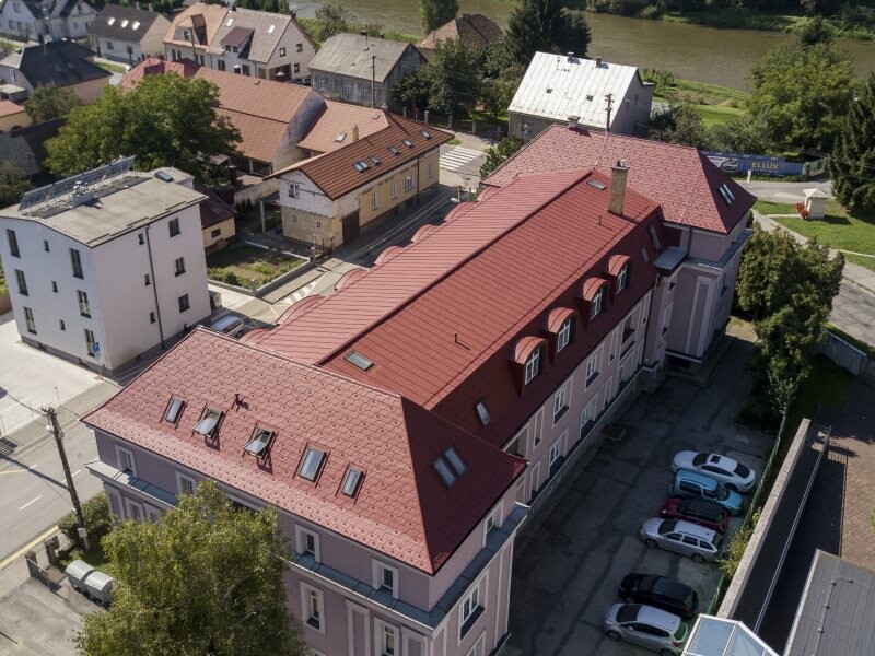 Letecký záber na hotovú strechu pohľad zboku.