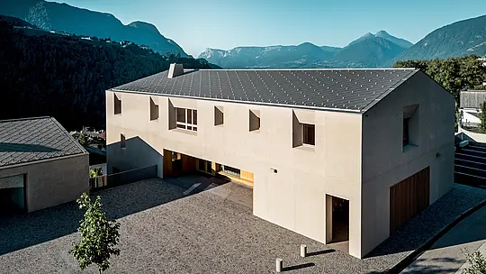 Vzdelávacie centrum Riffian v Južnom Tirolsku sa vyznačuje čistými architektonickými líniami a strechou PREFA zo strešných šablón 44 × 44 v odtieni P.10 bronzová. Odolná hliníková krytina vytvára na modernej budove elegantný akcent, spoľahlivo ju chráni pred poveternostnými vplyvmi a prepája architektúru, funkčnosť a alpskú krajinu do harmonického celku.