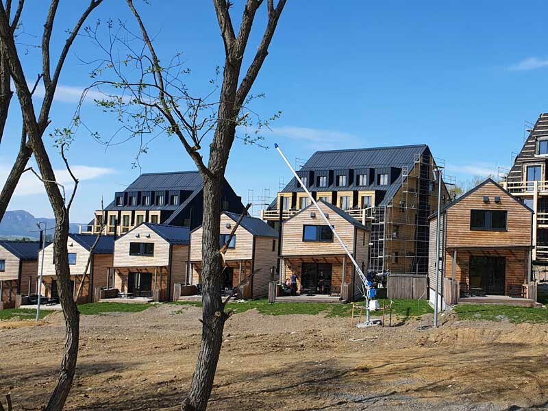 Širší záber na stavbu komplexu.