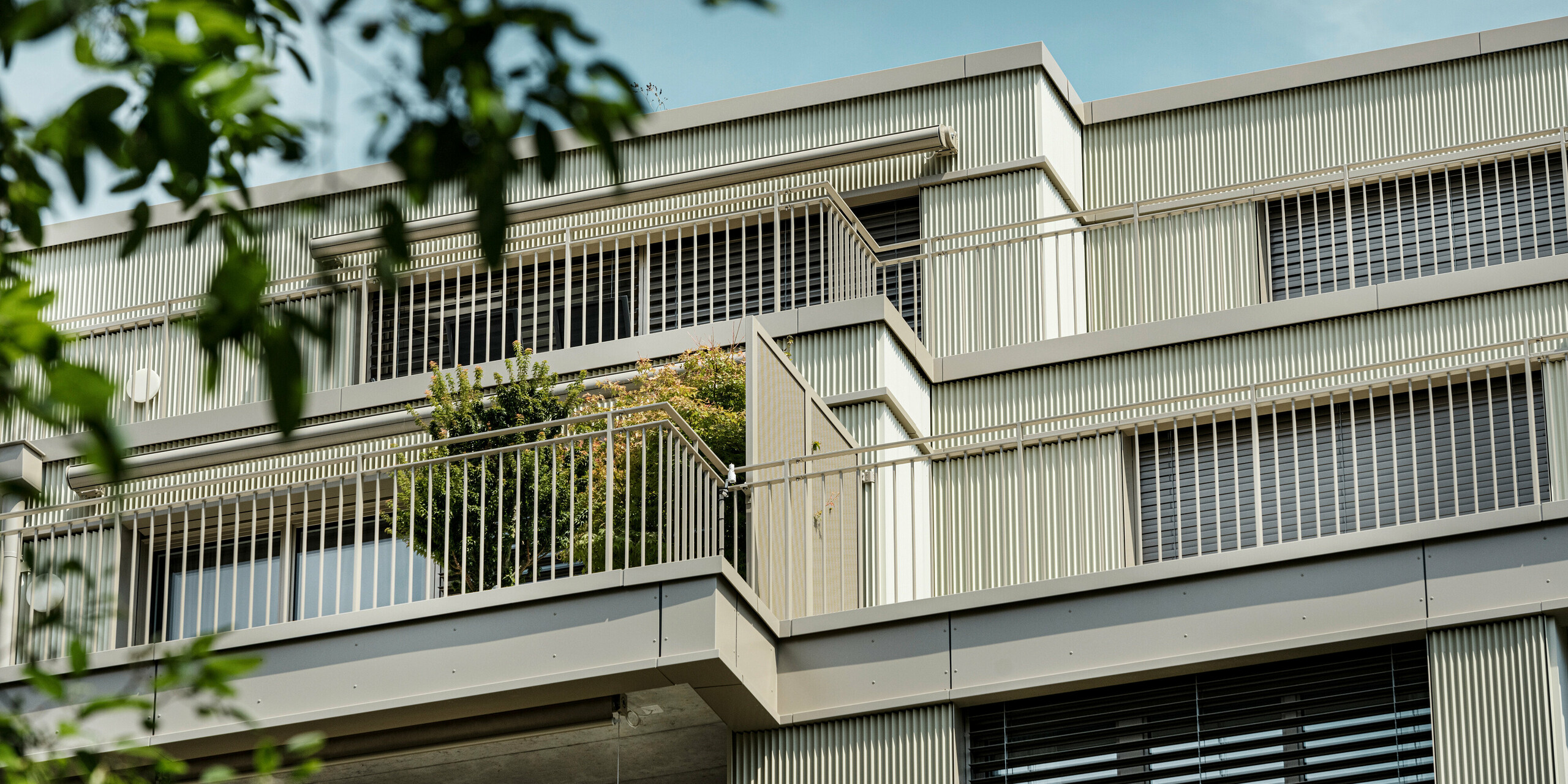 Moderná obytná budova „Stetterhaus“ v Altstetten, Zürich je zahalená do unikátnej fasády – prelamovaného profilu PREFA v špeciálnej farbe perleťová metalická.