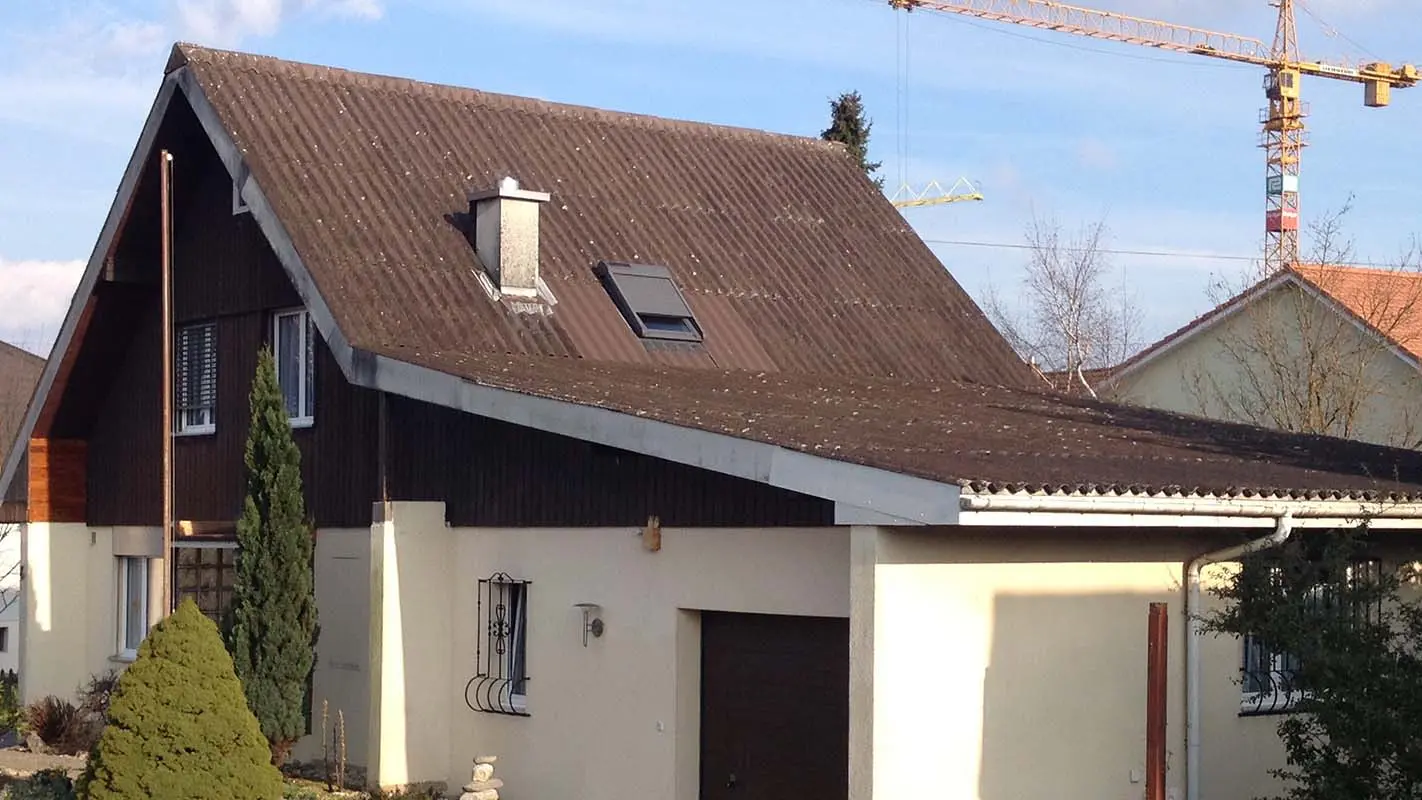 Dom pred rekonštrukciou s použitím PREFA falcovaných škridiel, sedlová strecha a garáž 