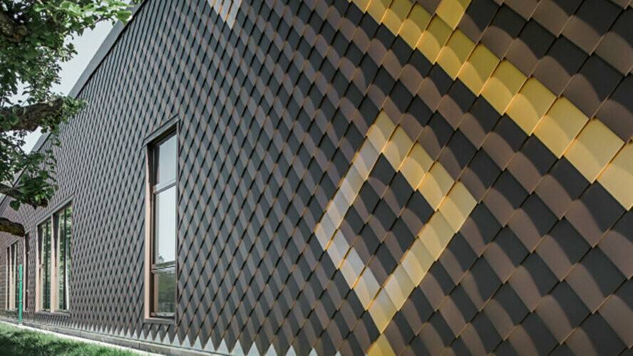 Fasáda s hnedou šablónou PREFA 20 × 20 s kosoštvorcovým vzorom. Rôznofarebné kosoštvorce v zlate vytvárajú na fasáde vzor.