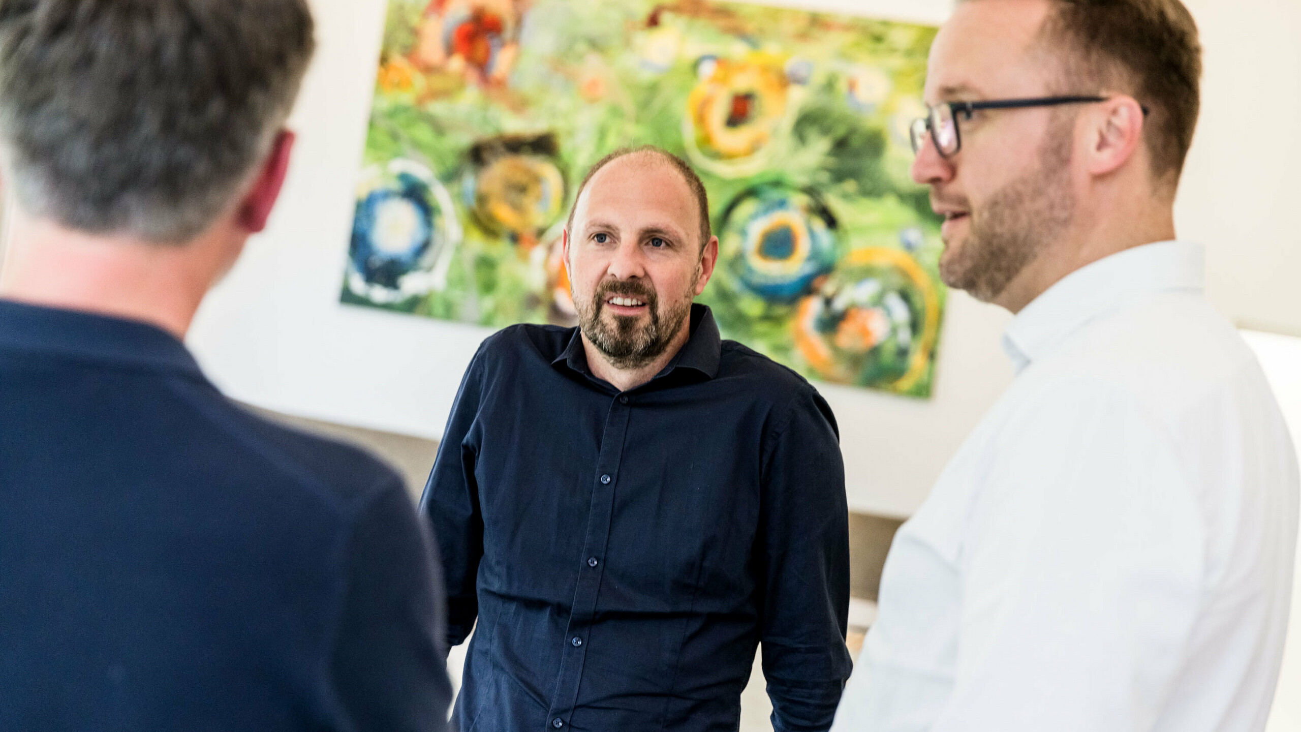 Osobná výmena názorov na dialógu expertov PREFARENZEN 2026: Falk Leinert zo spoločnosti Leinert Lorenz Architekten v dialógu s Christianom Wirthom (vedúci predaja v regióne Východ v spoločnosti PREFA Austria) a Dirkom Lorenzom, tiež zo spoločnosti Leinert Lorenz Architekten. Dialóg bol zameraný na architektonické trendy, inovatívne návrhy striech s produktmi PREFA a výber štrnástich najinšpiratívnejších projektov pre knihu o architektúre PREFARENZEN a kalendár 2026. Podujatie sa konalo v tvorivej atmosfére v regióne Seewinkel v Burgenlande.