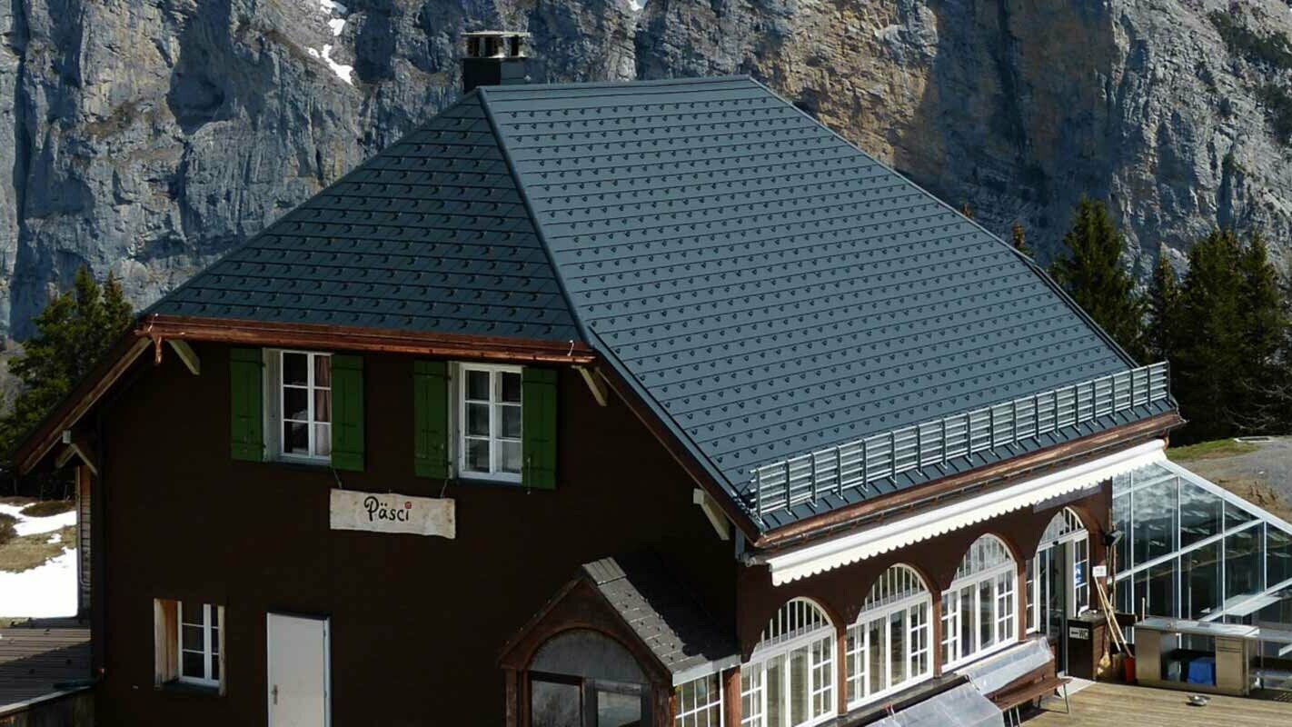 Rekonštrukcia strechy horskej chaty s polvalbovou strechou s použitím PREFA falcovaných šindľov so snehovými zachytávačmi