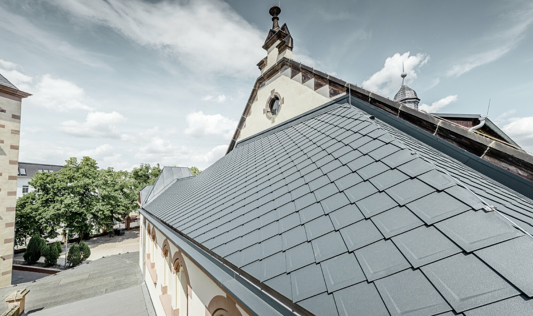 Novo zrekonštruovaná telocvična gymnázia Lutherstadt Wittenberg s hliníkovou strechou PREFA, použitá bola strešná šablóna a Prefalz antracitovej farby