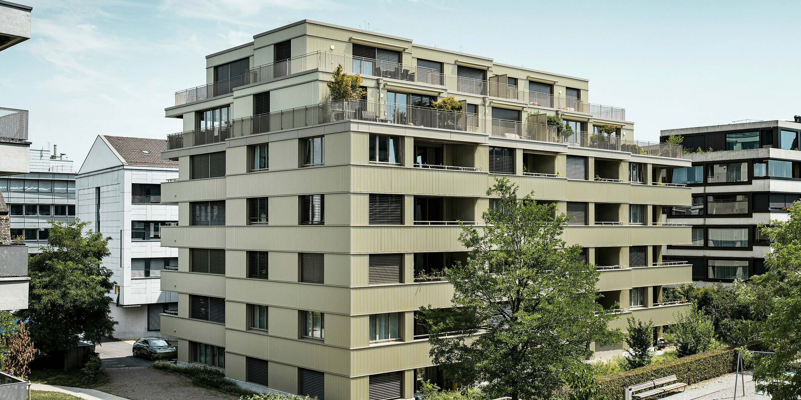 Moderná obytná budova „Stetterhaus“ v Altstetten, Zürich je zahalená do unikátnej fasády – prelamovaného profilu PREFA v špeciálnej farbe perleťová metalická.