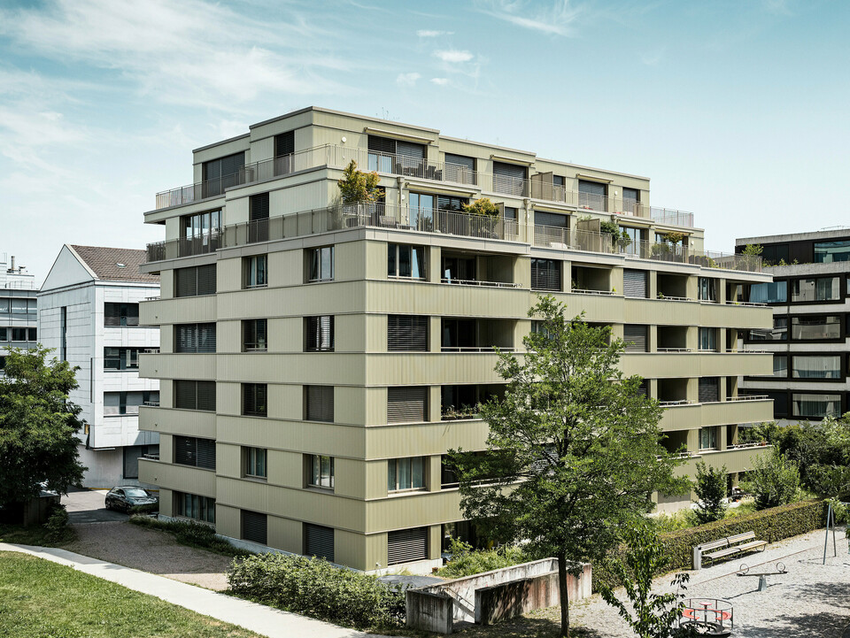 Moderná obytná budova „Stetterhaus“ v Altstetten, Zürich je zahalená do unikátnej fasády – prelamovaného profilu PREFA v špeciálnej farbe perleťová metalická.