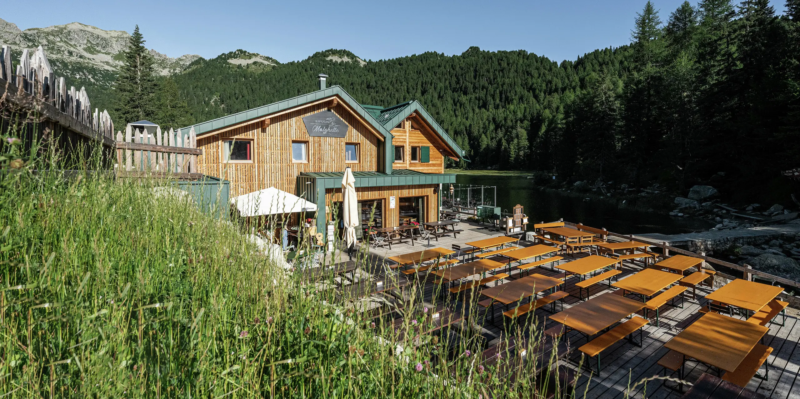 Rifugio Malghette so strechou PREFALZ v machovozelenej farbe P.10 harmonicky zapadá do alpskej krajiny. Hliníková strecha odolná voči poveternostným vplyvom spoľahlivo chráni chatu v nadmorskej výške 1 888 m. Priestranná slnečná terasa priamo pri jazere pozýva turistov a hostí na dlhé posedenie.