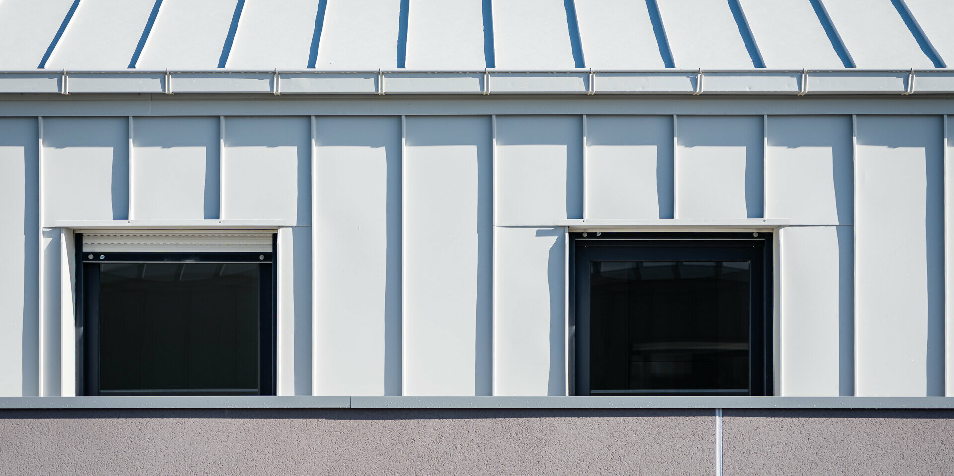 PREFALZ vo farbe P.10 čistá biela a P.10 svetlošedá na streche a častiach fasády obytného komplexu Vila Nava vo Villenave-d'Ornon