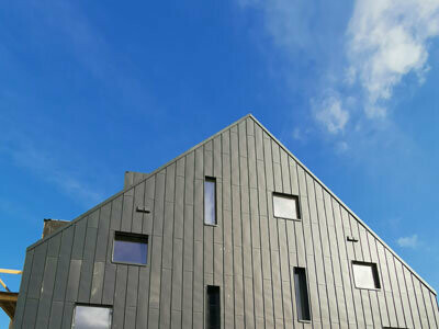 Hotová fasáda prefalz na slnku s plachtou.