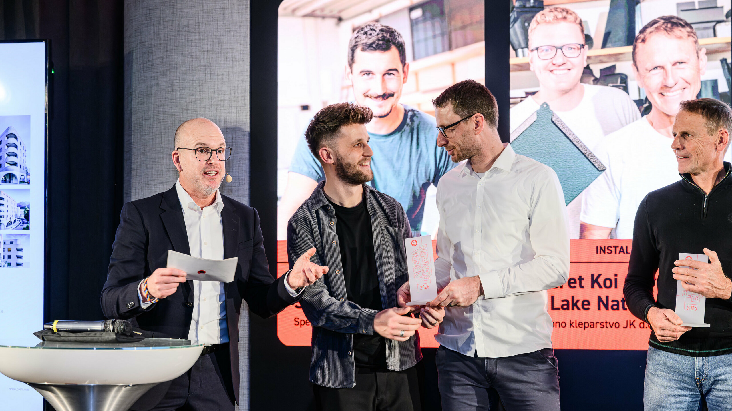 Vynikajúci moment pri prezentácii PREFARENZEN 2026 v k47.wien: Víťazi sú ocenení za svoje kreatívne a technicky presvedčivé projekty s hliníkovými produktmi PREFA. Ocenenie symbolizuje inovačnú silu, remeselné majstrovstvo a architektonickú dokonalosť. Podujatie ukazuje, ako PREFA vytvára inšpiráciu a uznanie – pre všetkých, ktorí chcú s nadšením, kvalitou a dizajnom nastaviť nové štandardy v architektúre.