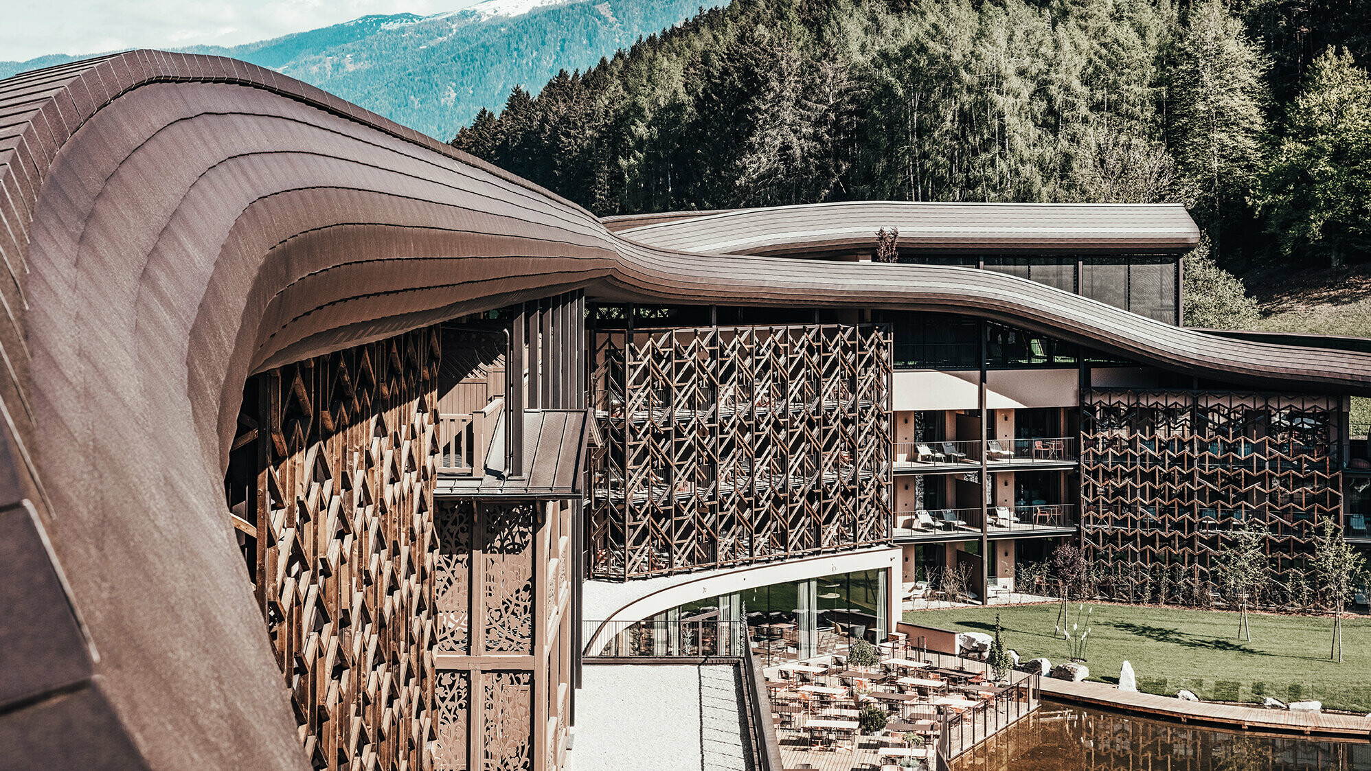 Die Dachwelle im Detail des Falkensteinerhotels in Südtirol.