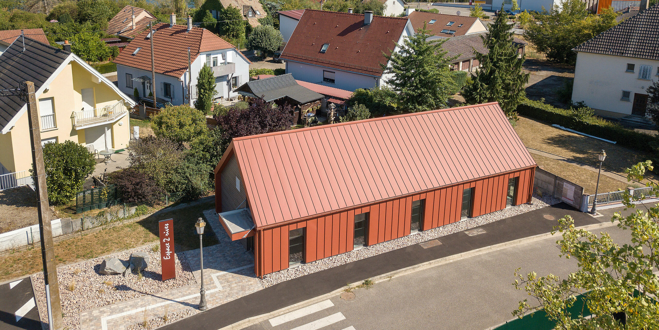Strešný a fasádny systém PREFALZ vo farbe P.10 tehlovočervená na fare v Chalampe