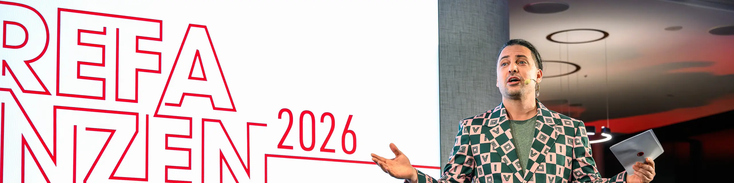 Úžasný moment na pódiu počas prezentácie PREFARENZEN 2026: Moderátor Serkan Temel nadchol publikum svojím šarmom, humorom a nápadným outfitom. Jeho prítomnosť podčiarkla kreatívneho ducha podujatia, ktoré spája inovácie, dizajn a komunitu. Večer plný zážitkov v k47.wien, ktorý ukazuje, ako moderná a všestranná je dnes hliníková architektúra s PREFA.