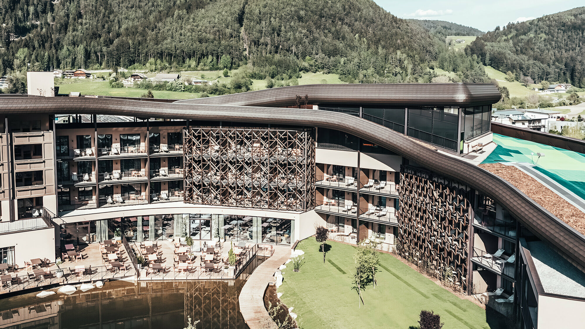 Blick auf das Falkensteiner Hotel mit hügeligem Hintergrund.
