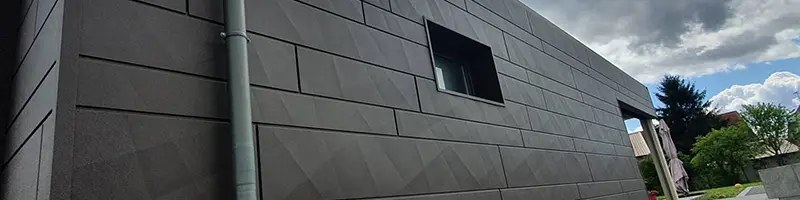 Obloženie fasády tohto nového domu v Siding.X v hnedej farbe
