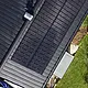 Draufsicht auf ein PREFALZ-Dach mit montierten Solarmodulen, das die Integration von Glas/Glas-PV-Modulen und unbedeckten Dachflächen zeigt.