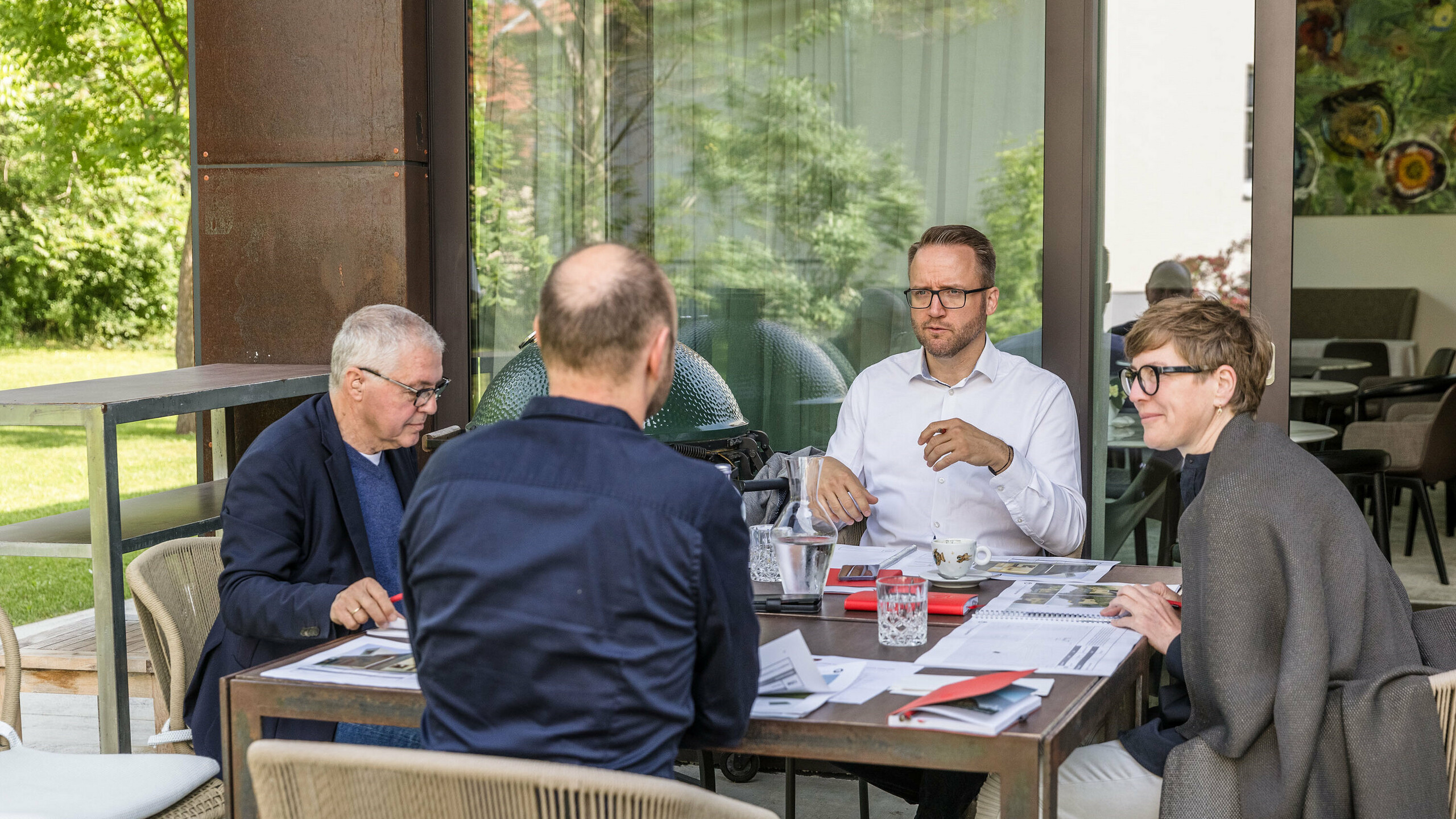 Intenzívne hodnotenie projektov v rámci dialógu expertov PREFARENZEN 2026: Falk Leinert (Leinert Lorenz Architekten), Thomas Schlett (B3 Architekten), Christian Wirth (Regional Sales Manager East, PREFA Austria) a Juliane Croce (Croce & Wir) skúmali architektonické návrhy v exteriéri v areáli Winzerresidenz v Seewinkeli, Burgenland. Porota diskutovala o kreatívnych prístupoch, udržateľných materiáloch a kvalite návrhu, aby vybrala finálne projekty pre knihu architektúry PREFARENZEN a kalendár na rok 2026.
