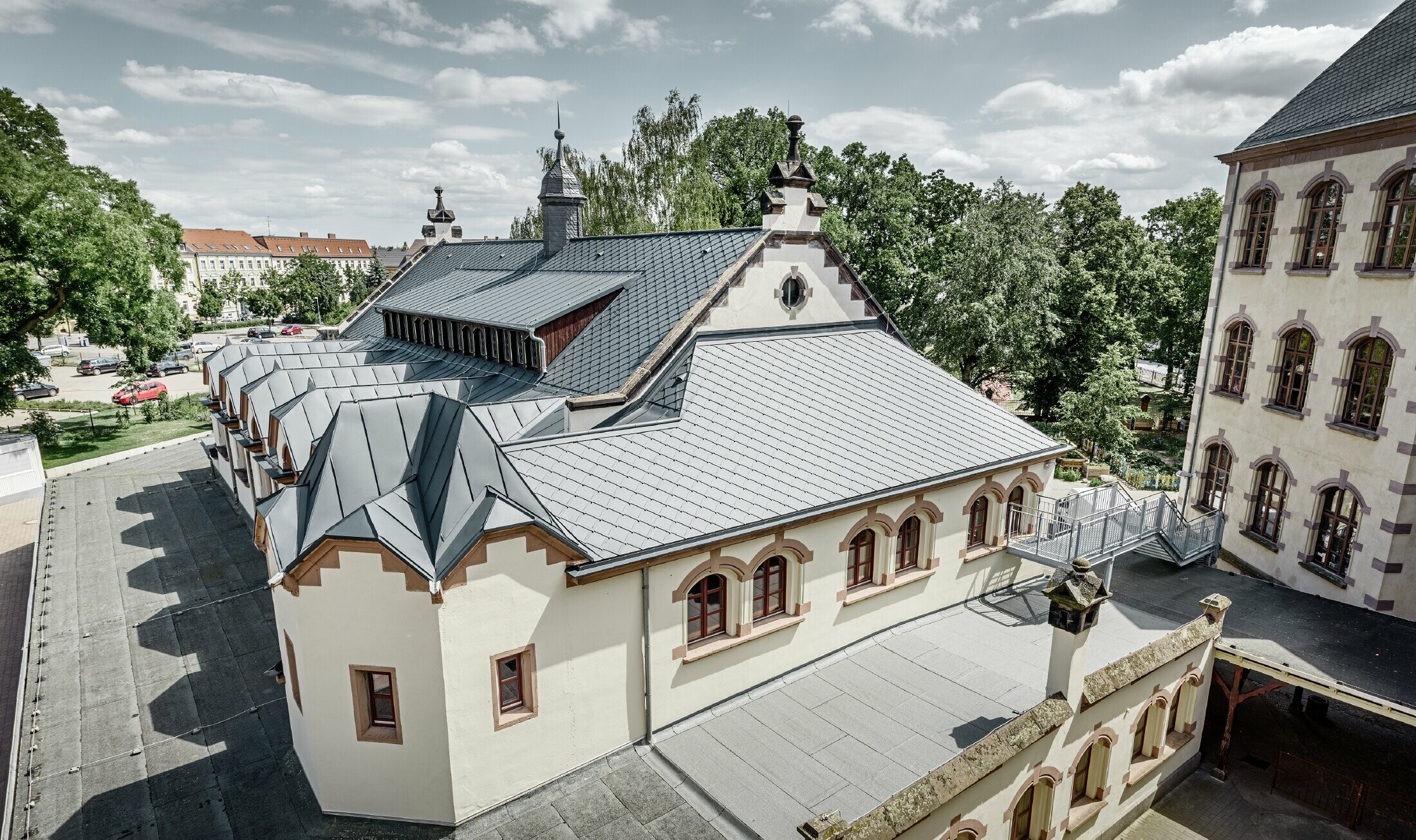 Novo zrekonštruovaná telocvična gymnázia Lutherstadt Wittenberg s hliníkovou strechou PREFA, použitá bola strešná šablóna a Prefalz antracitovej farby