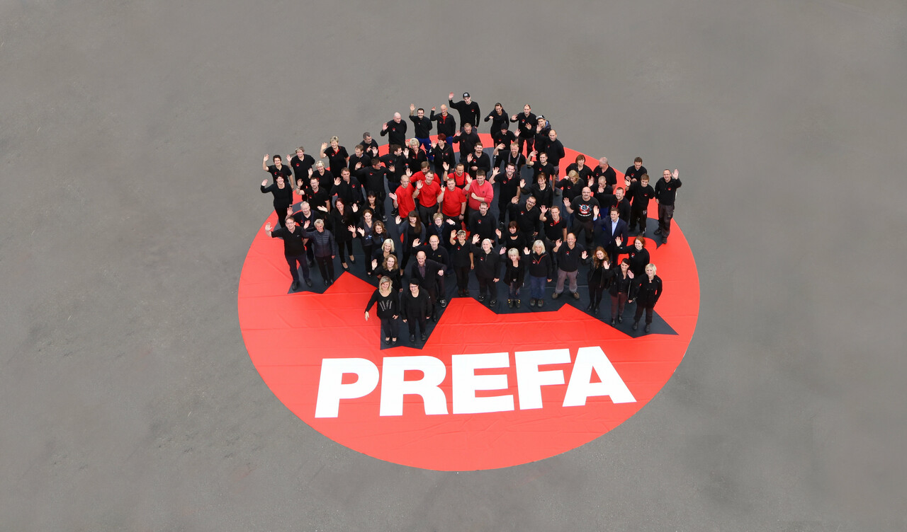 Aufnahme von winkenden PREFA Ansprechpartnern.